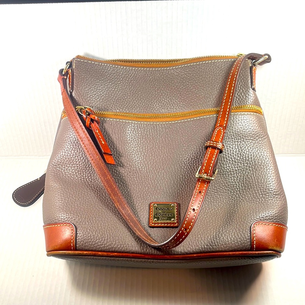 EUC Dooney & Bourke pebble leather bag. Gold hardware, red interior.